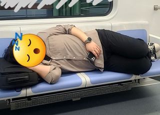 "자기 집처럼 누워있네" 지하철 좌석 4칸 차지하고 누운 男