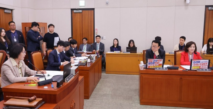 국회법 위반 논란 속…'더 센 특검법' 또 법사위 통과 당했다