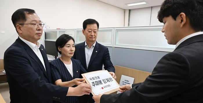 국민의힘, 추미애 징계안 제출…"법사위, 독단적 위원회로 전락"