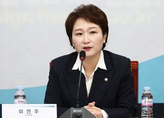 "조국, 눈치 살피며 SNS 정치 일관"…이언주, '혁신당 성비위' 공개 저격