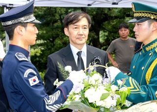 "조국, 당원 아니라면서 의전은 왜 받나" 女고문 직격