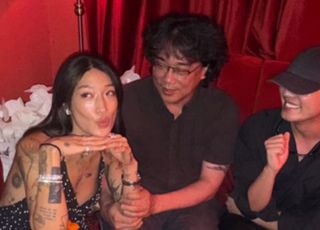 "즐거워 보이네"...'집유' 유아인, 봉준호 감독과 바에서 포착