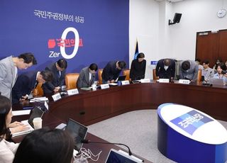 "성비위 뒤늦게 사과"…조국 책임론 확산