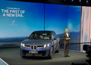 환호 속 드러난 낯선 BMW… 뉴 iX3, '새 시대' 열었다[르포]
