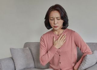 식도암 위험 '30배'...물 삼키기 힘들고 속 쓰리면 '이 질환' 의심해야 [데일리 헬스]
