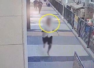 [영상] 담배꽁초 버리던 20대 문신男, 경찰 보자 도망간 이유는?