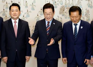 [속보] 李대통령 "정청래, 여당이라 더 많이 가졌으니 좀 더 많이 내줬으면"