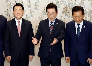 [속보] 李대통령 "정청래, 여당이라 더 많이 가졌으니 좀 더 많이 내줬으면"