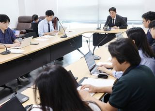 與 "유튜브 허위조작정보, 정보통신망법으로 별도 규제"