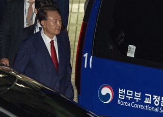 경찰, '尹 구치소 특혜 의혹' 본격 수사…고발인 수사 진행