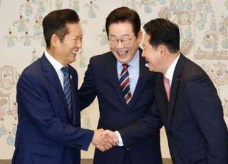 정청래, 장동혁과 웃으며 악수했지만 '내란 종식' 협력 촉구