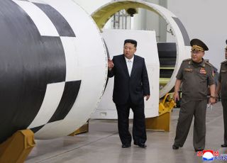 김정은, 신형 ICBM 탄소섬유 고체엔진시험 참관 …"핵 전략무력 중대 변화 예고"