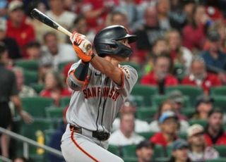 MLB 통산 10호! SF 이정후, 119km 커브 공략 투런 홈런…멀티히트