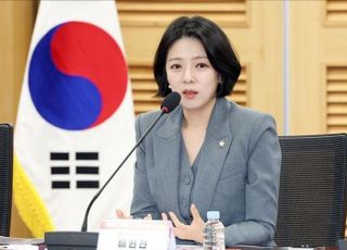 "미성년 연예인, 소득 손에 한 번 못 쥔다"…배현진, 'K-쿠건법' 추진에 힘