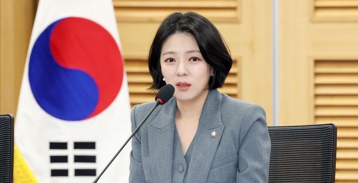 "미성년 연예인, 소득 손에 한 번 못 쥔다"…배현진, 'K-쿠건법' 추진에 힘