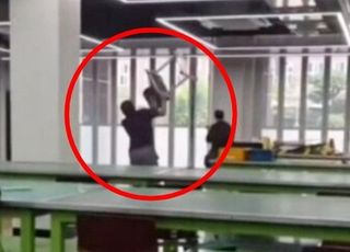 학생이 수업 중 책상서 춤추고 노래…분노한 강사, 의자 던져