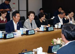 반도체산업 발전을 위한 현장 간담회 인사말하는 정청래 대표