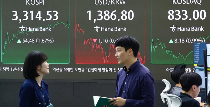 코스피, 4년 2개월 만에 사상 최고치(3314.53) 마감 [시황]