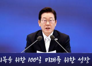 [100일 기자회견] 李대통령 "美구금 국민, 내일 도착…구금사태 당황스럽다"