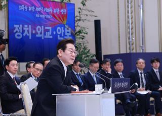 李대통령, 공직자들에게 "오염된 소수 때문에 오해가 많이 생겨"