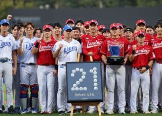 SSG, 은퇴 선언한 오승환에게 '사인볼 기념액자' 선물
