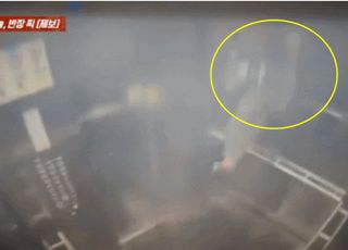 [영상] 갑자기 상승하더니 '쿵'...천장과 부딪힌 女 머리 위로 상판까지 '툭'