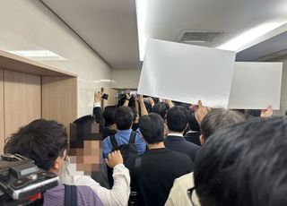 [속보] 동성제약 임시주총, 현장 혼란에 11시로 연기