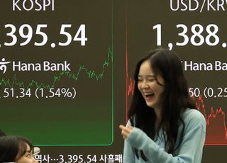 사상 최고치 코스피, 3400선 턱밑서 장 마감…삼전·하이닉스 ‘신고가’ [시황]