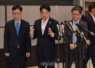 '美구금 근로자' 맞이한 강훈식 "더 빨리 고국 못 모셔 송구"