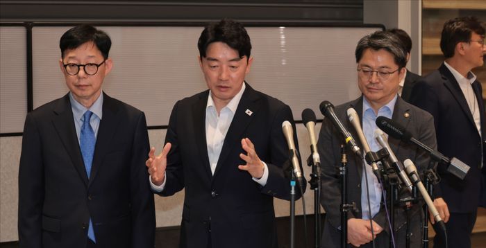 '美구금 근로자' 맞이한 강훈식 "더 빨리 고국 못 모셔 송구"