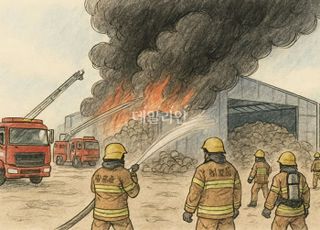 전남 광양 폐자재 창고 화재…5시간째 진화 중
