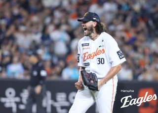 ‘폰세 17연승’ 한화, 키움 꺾고 LG 추격…선두 경쟁 점입가경