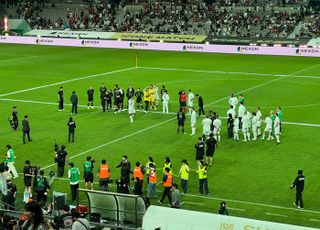 [현장]"축구 전설들이 눈앞에,  축덕들 열광"…넥슨 '아이콘매치', 화려한 개막