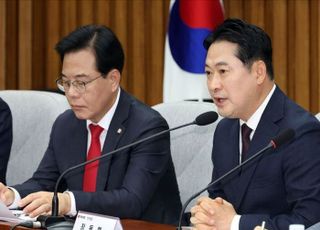 부산 달려간 국힘 지도부, '손현보 목사 교회' 예배 참석