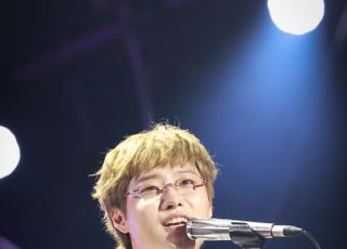 우즈, 관중들과 대화