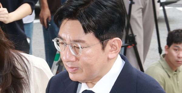 [속보] '1900억 부당이득 혐의' 하이브 방시혁 경찰 출석