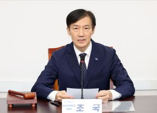 조국, 성폭력 사태에 "저부터 반성...혼신의 힘 다해 위기 극복할 것"