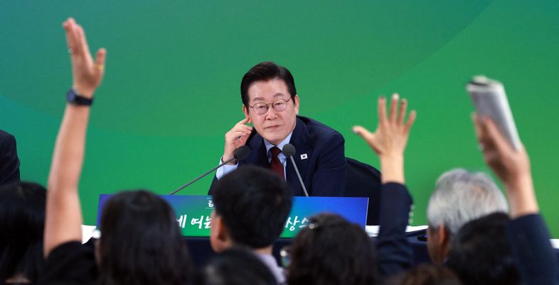 李대통령, '타운홀미팅' 지방선거 포석인가…'관권선거' 논란 갑론을박 [정국 기상대]