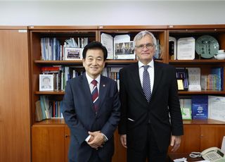 정동영, 스웨덴 한반도특사 만나 남북 신뢰 복원 등 설명
