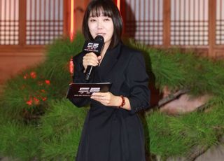 하지영, 강렬한 검빨 의상