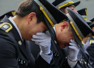 "너무 억울하게 죽어…" 중국인 구하다 숨진 해경 영결식, 곳곳에서 '오열'
