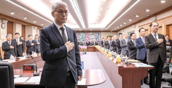 '권력서열론' 맹신하는 대통령 밑에서 민주주의 작동할까