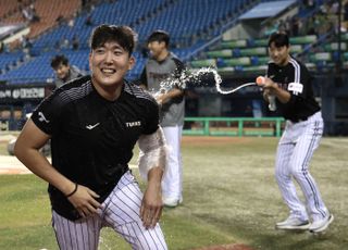 ‘10승 선발 4명’ LG vs 폰세 개막 17연승 한화, 역대급 비운의 팀은?