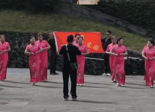 [영상] "도대체 왜 여기서"...중국인들 치파오 입고 단체 춤