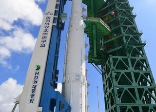 한국 우주기술 자존심 ‘누리호’, 2년 반 공백 딛고 발사대 우뚝