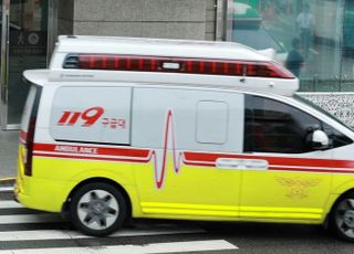 20대 남성 추락사, 길 가던 10대들 덮쳤다