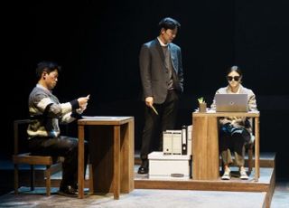 무대의 언어로 다시 듣는 묵직한 위로, 연극 ‘나의 아저씨’ [D:헬로스테이지]