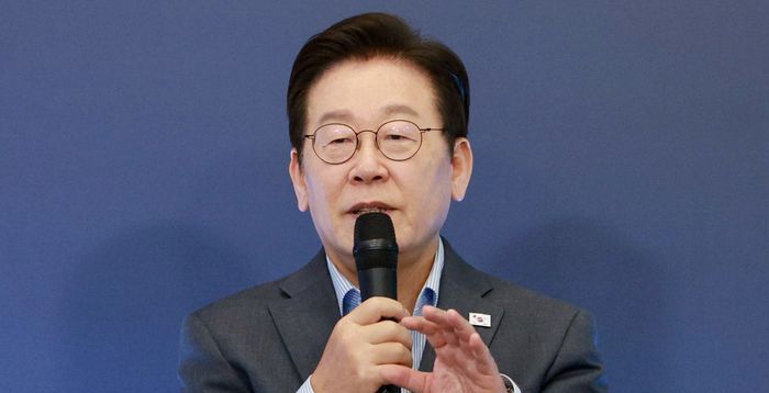 李대통령 "남북 '적대의 시대' 끝내야…호응 없어도 멈추지 않겠다"