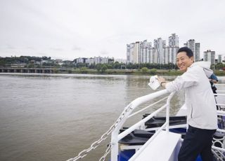 '오세훈표' 한강버스 운항 첫날부터 만석…탑승객 1600명 넘어