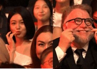 [영상]신예은, 기예르모 델 토로 감독·메기 강·신은경과 애교 배틀 ...승자는?